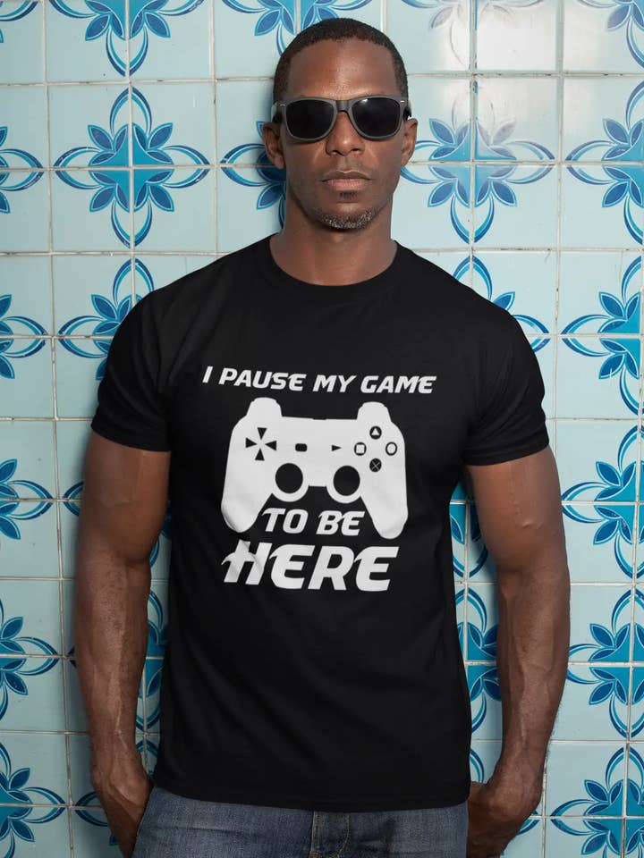 ULTRABASIC T-shirt til mænd I Pause My Game To Be Here - Spiltøj til fyre for engroshandel hos ULTRABASIC