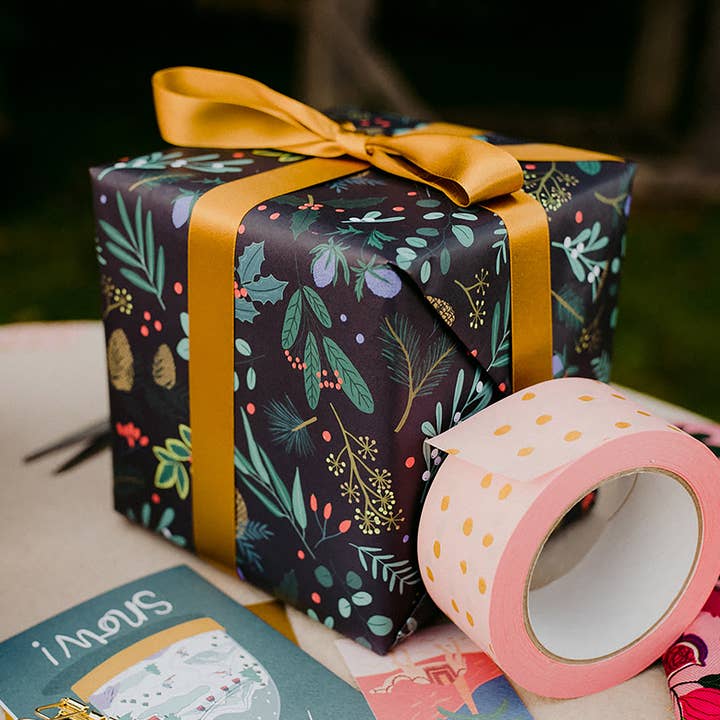 Papier cadeau de Noël Festive Foliage (fusain) pour la vente par Laura Barnes Wholesale Ltd