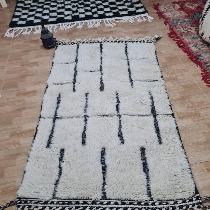 Alfombra Auténtica de Lana Beni Ourain Anudada a Mano 150×250 cm 443 para venta al por mayor de Maroccarpets Poufs and pillows wholesale +31648976894