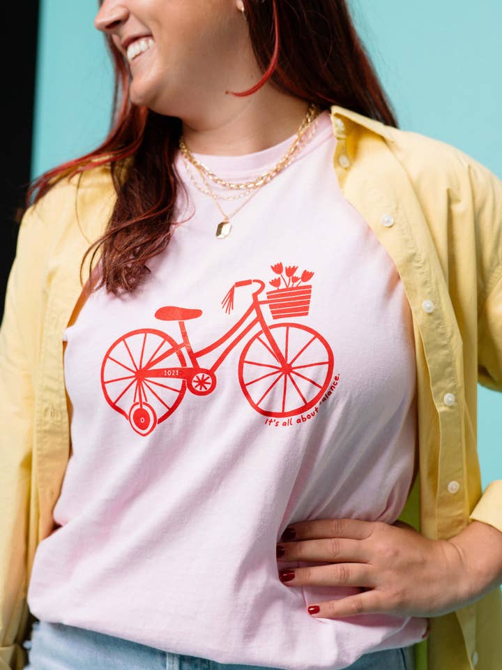 T-shirt It's All About Balance Bike per la vendita all'ingrosso da parte di Room 1021