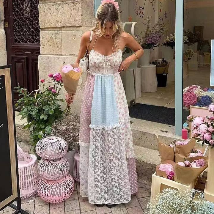 UN Abito lungo stile boho da donna con pizzo a fiori piccoli e scollo all'americana. in vendita all'ingrosso su Faire2