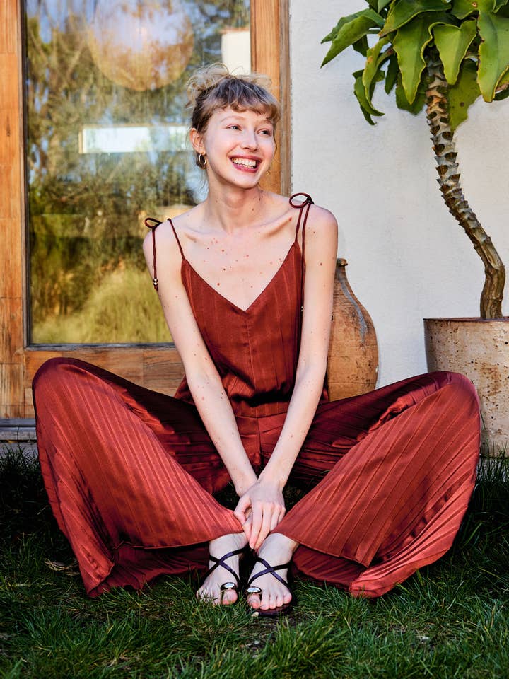 Hängselband V-ringad Vida Ben Satin Plisserad Byxdress för wholesale av Lara Daisy