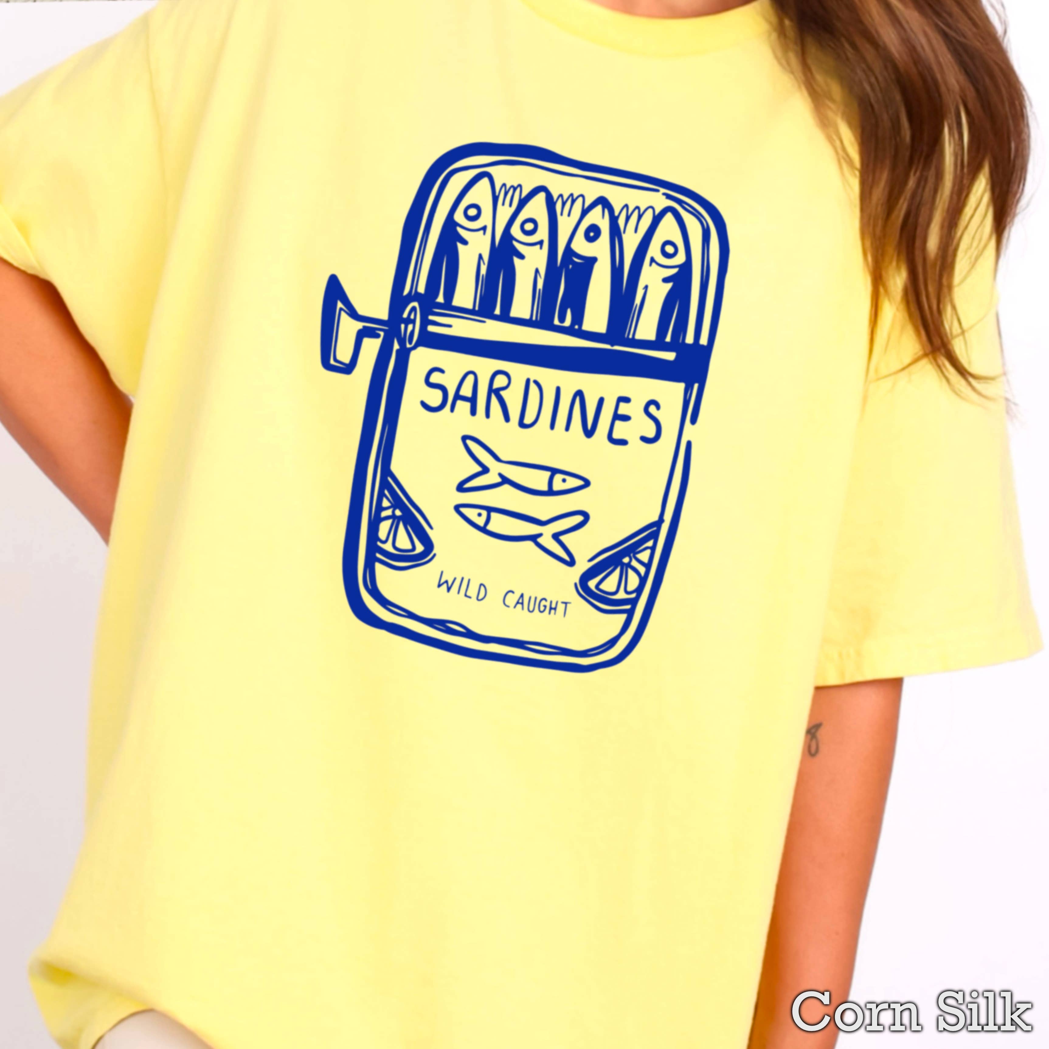 Shoppe SHC – wholesale T-shirt med logga - Dam – Sardiner Kustkvinnors Grafiska T-shirt | Gildan26