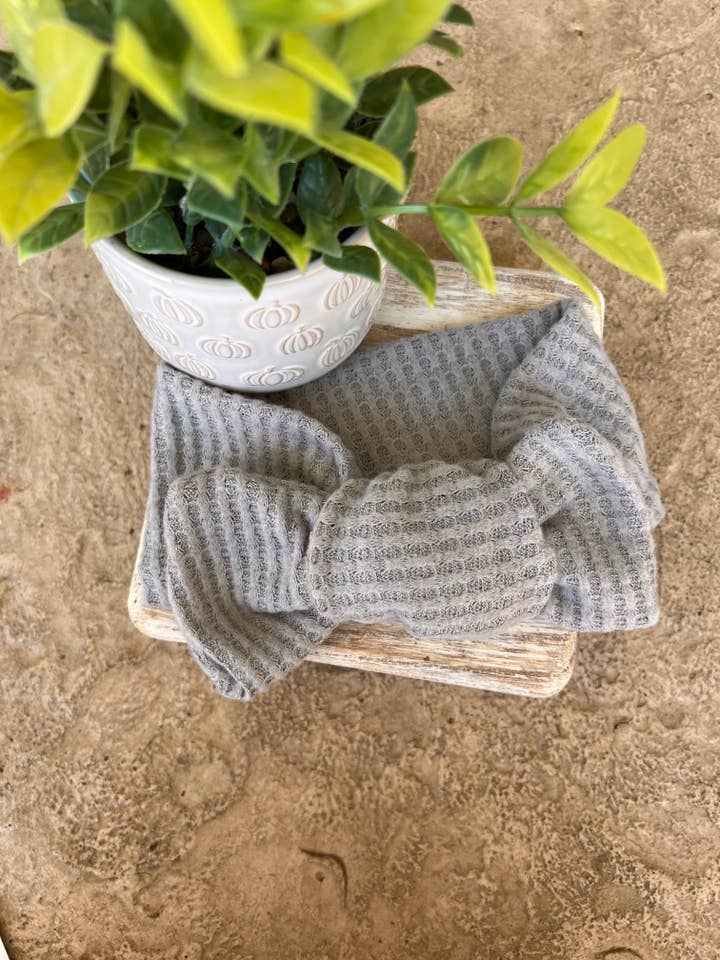 Grå Våffla Stickad Sydd tjock Knut Bow Wrap för wholesale av All About That Bow