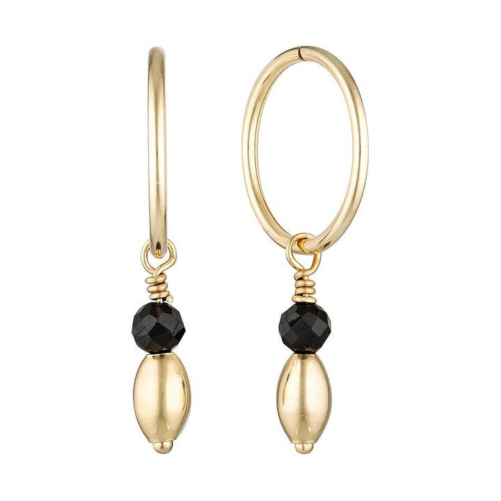 Boucles d'oreilles créoles fines avec perles en or rempli et spinelle noir. pour la vente par BOWERBIRD JEWELS