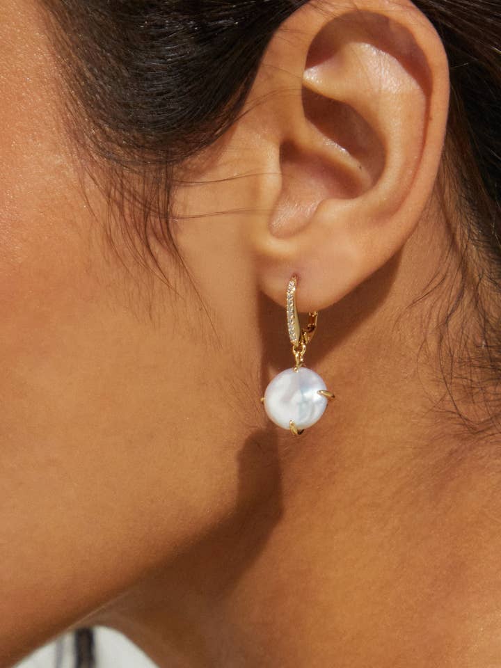 BOUCLES D'OREILLES À LEVIER EN PERLES DOT DOT COIN pour la vente par NADRI