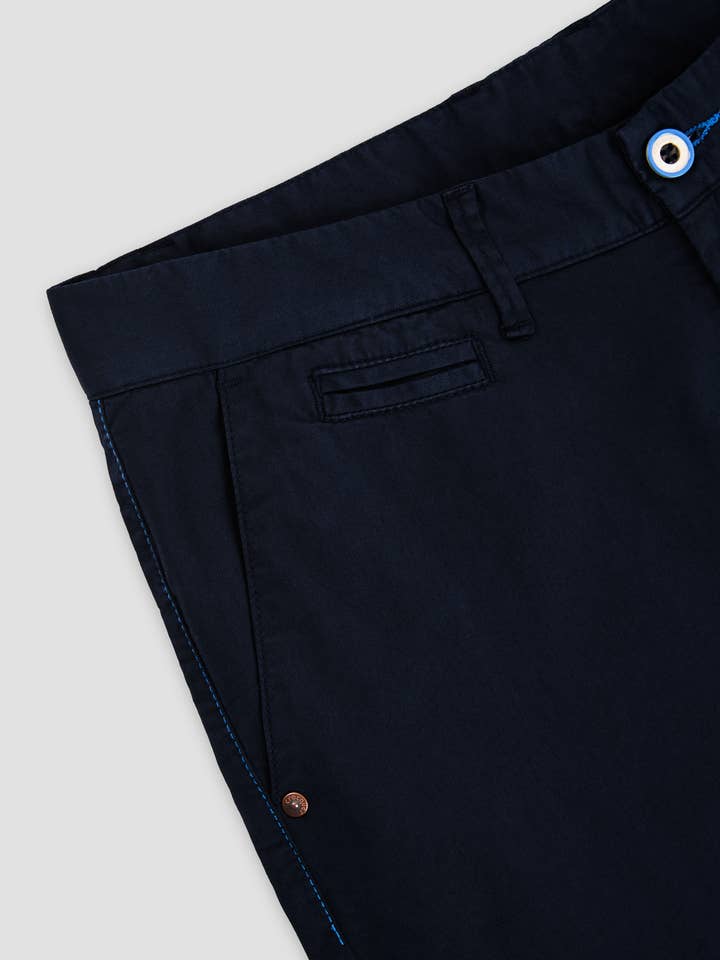 Pantalon chino coupe slim pour la vente par CROCQUER