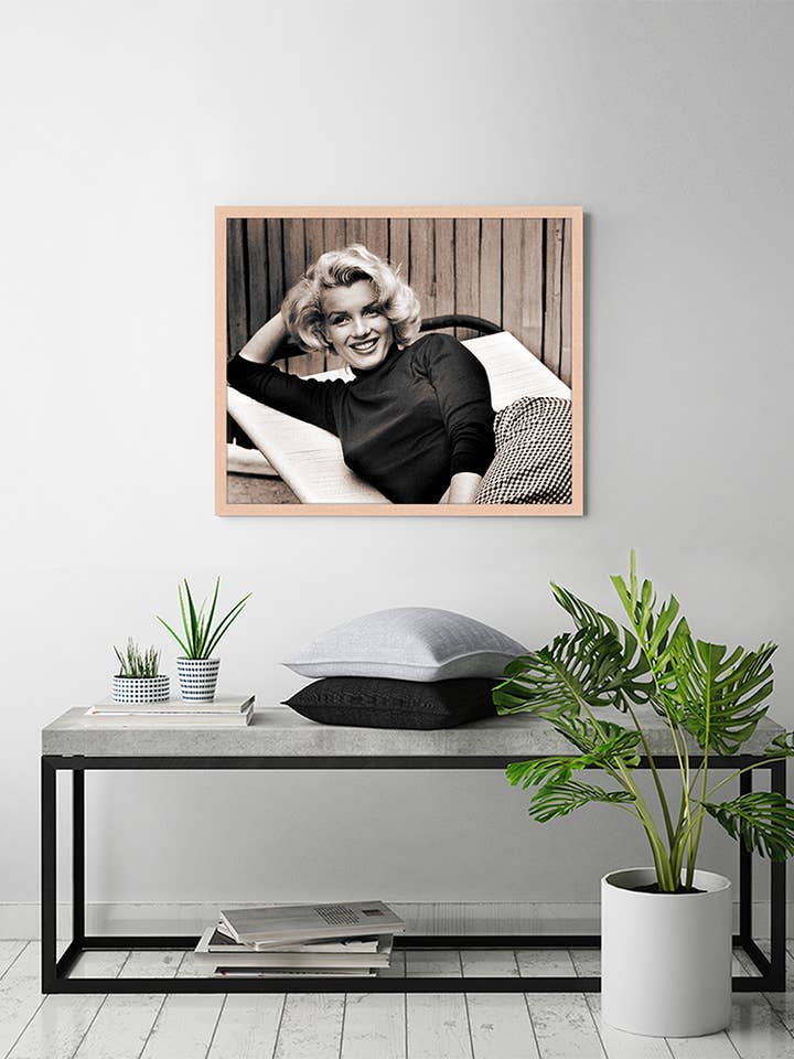 Marilyn Garden Shoot Bild. Wandkunstdruck mit Rahmen. für den Großhandel von Any Image