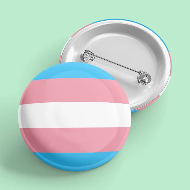 Drapeau transgenre | Bouton de retour Pride Pin pour la vente par That’s So Andrew
