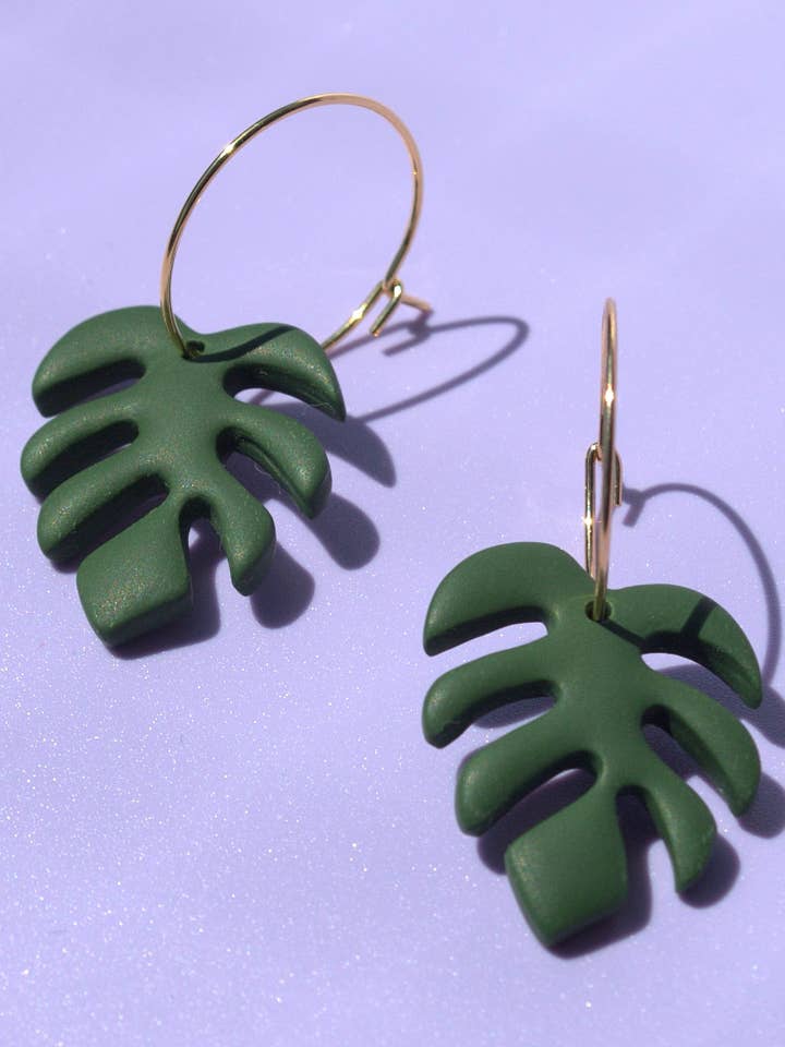 Monstera Creolen – Handgefertigt & 18K vergoldet for wholesale by Santøclay Handmade