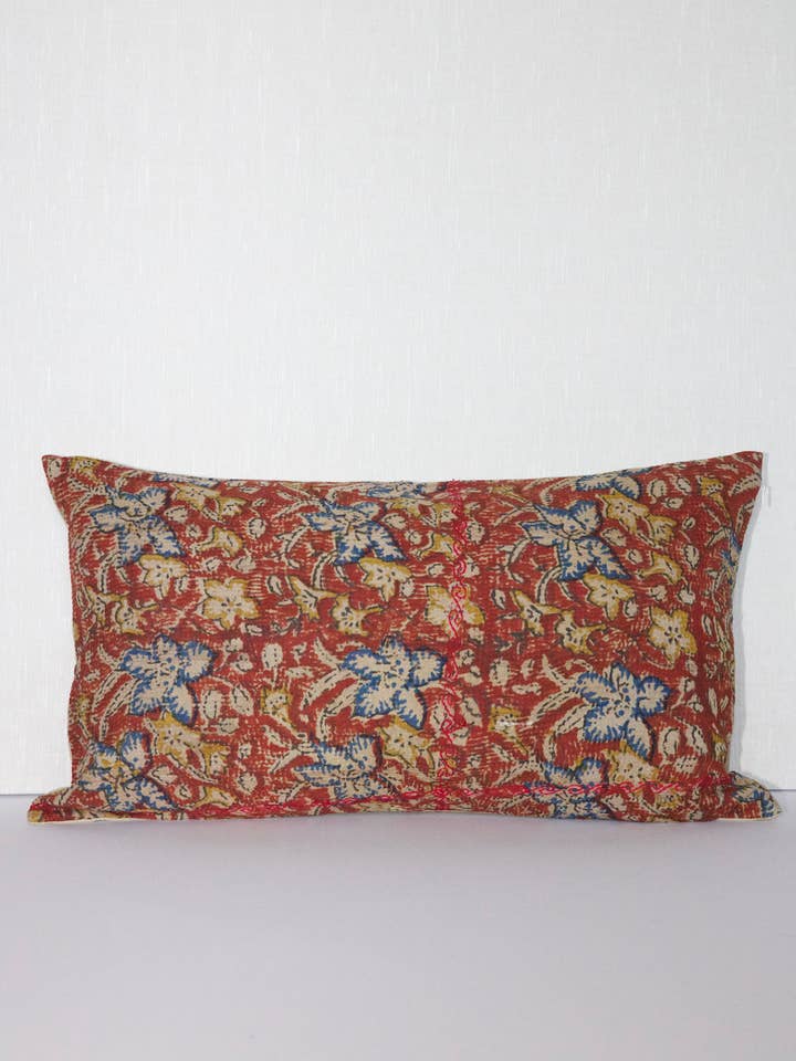 Housse de coussin Kantha Block Print - Grenat 14 x 24 pour la vente par Rameti studios