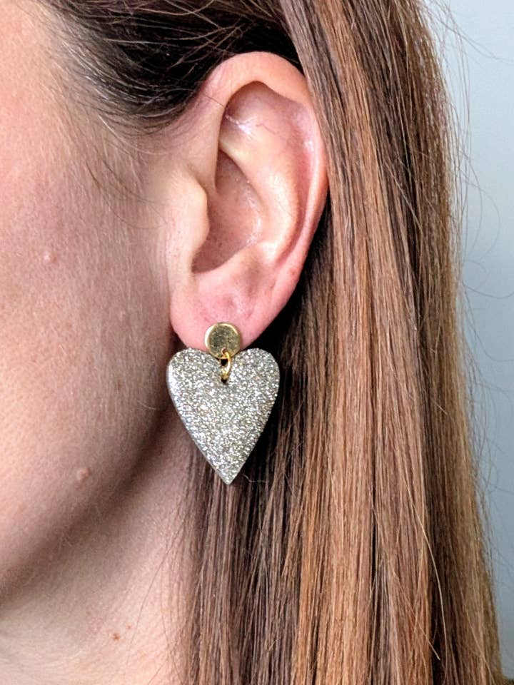 Brinco coração resina com purpurinas holográficas pretas por atacado de L'atelier Nounille