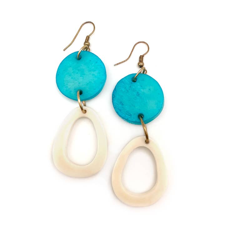 Omala Azure Coast Collection Boucles d'oreilles - Perles disque et ovales pour la vente par Anju Jewelry