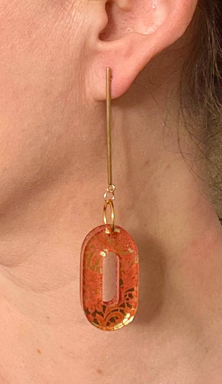 Mothú Jewellery - Venta al por mayor Pendientes colgantes - Pendiente colgante, acrílico escarlata y dorado, estampado de encaje, dorado10