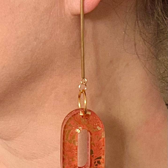 Mothú Jewellery - Venta al por mayor Pendientes colgantes - Pendiente colgante, acrílico escarlata y dorado, estampado de encaje, dorado10