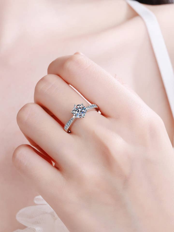 Anel Anel Ajustável Moissanite Ródio sobre Prata de 1ª Lei Pura com Corte Redondo Brilhante por atacado de Sparkala