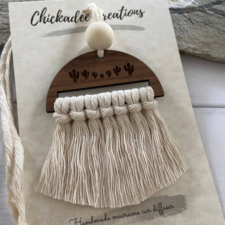 Breloque diffuseur de voiture en macramé - cactus pour la vente par Chickadee Creations