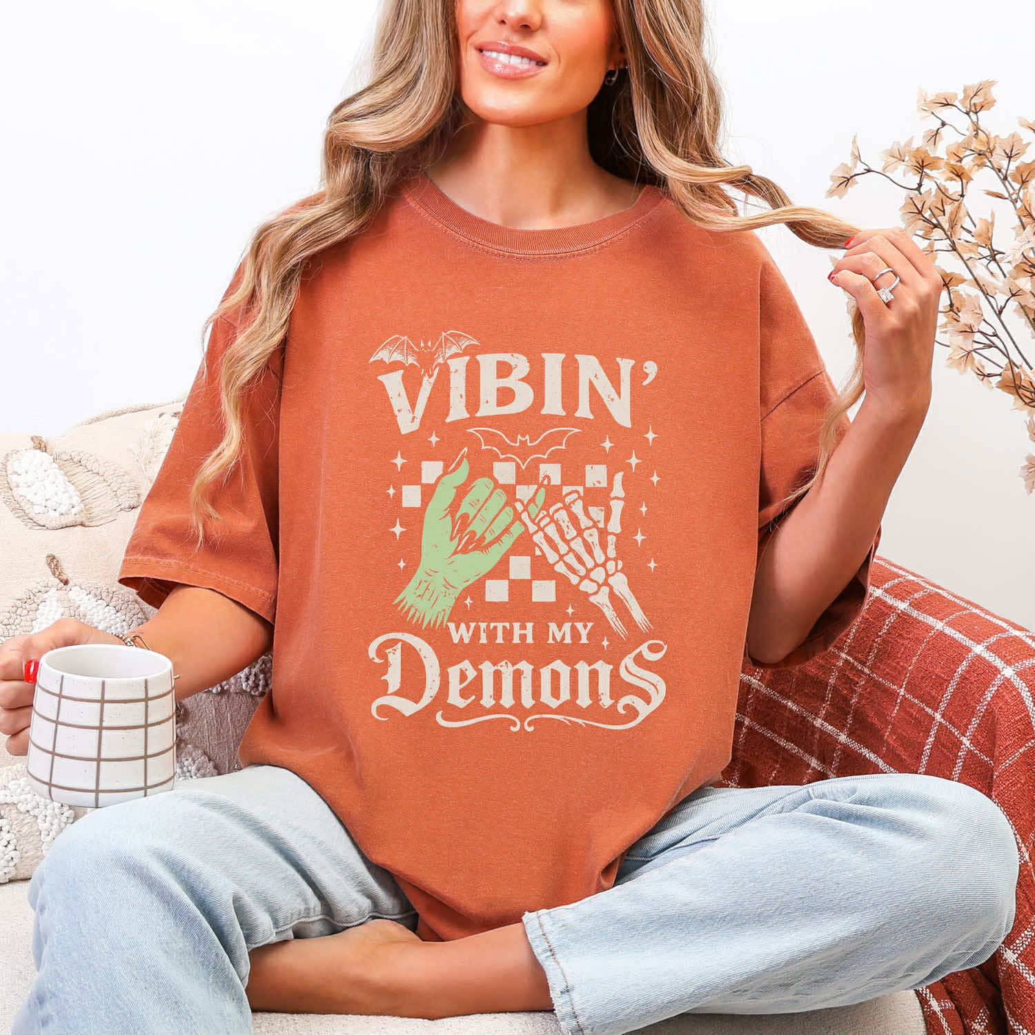Trendy Tee Co. - Vendita all'ingrosso Maglietta serigrafata - Donna - Maglietta "Vibin' Con I Miei Demoni"1