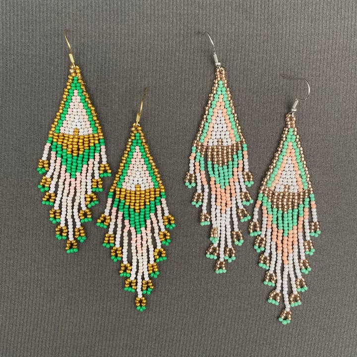 Boucles d'oreilles pendantes à franges Bohemian Seed Beads - BJ/SB pour la vente par Mio Queena