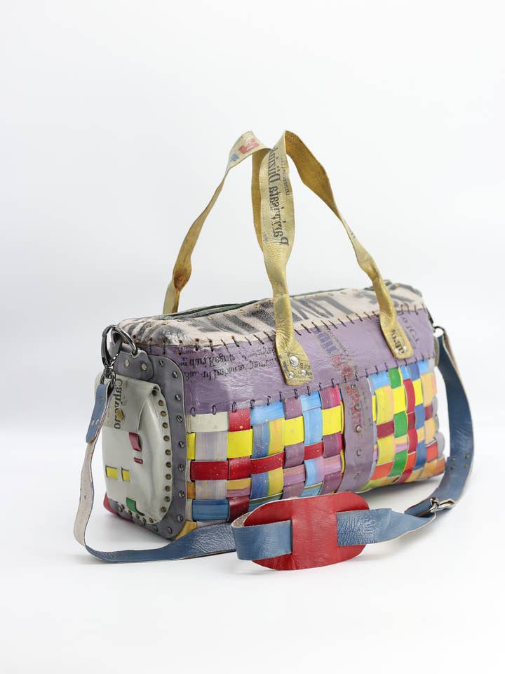 Sac de voyage arc-en-ciel fabriqué à la main LOVE en cuir recyclé pour la vente par Jianhui London