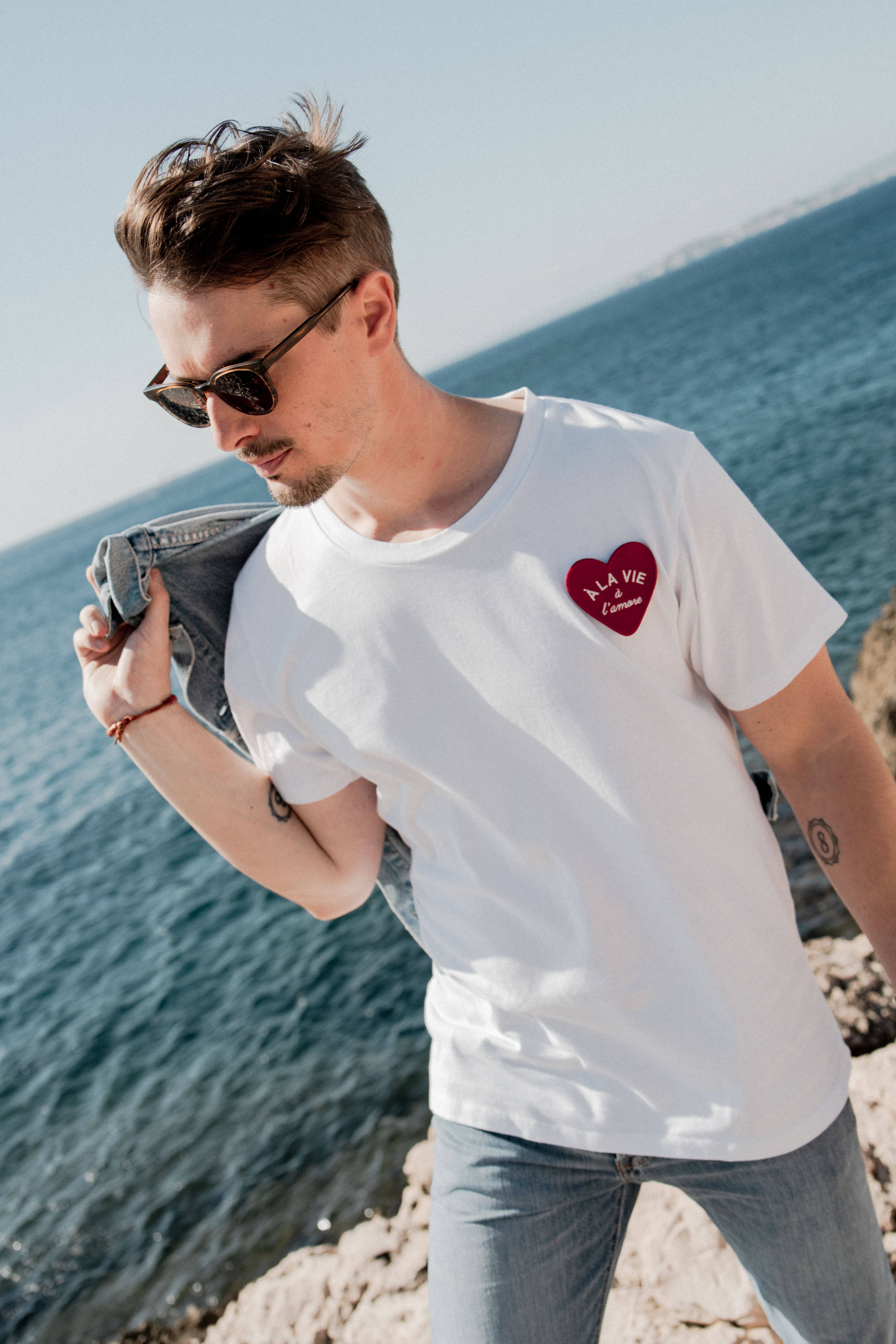 Un baiser français s'il vous plaît - Wholesale T-Shirt - Unisex - Embroidered heart patch T-shirt1