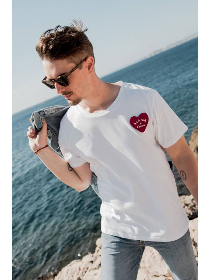 Un baiser français s'il vous plaît - Wholesale T-Shirt - Unisex - Embroidered heart patch T-shirt1
