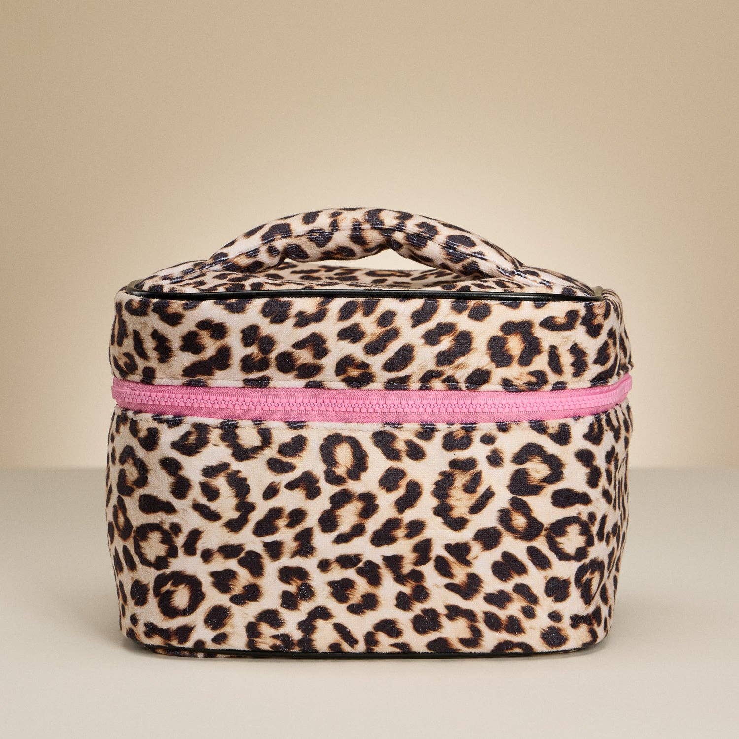 Leopard Print Travel Makeup Bag – Stylish Cosmetic Organizer with Handle & Pink Zipper for wholesale on Faire1