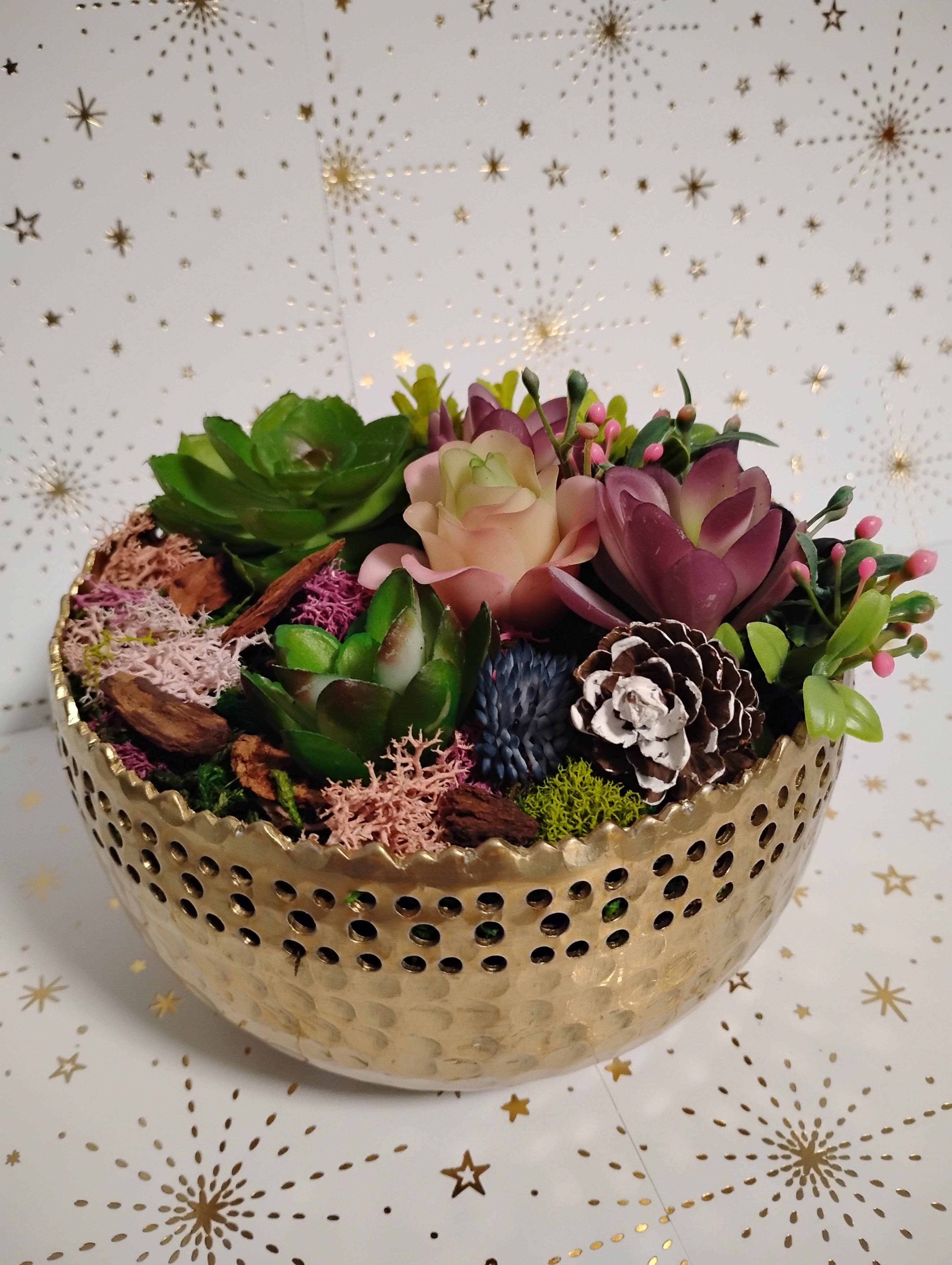 Ethereal Elements CT - Venta al por mayor Velas de diseño llamativo - Jardín de Suculentas en Cuenco de Metal Dorado Vela de Soja Lluvias de Abril5