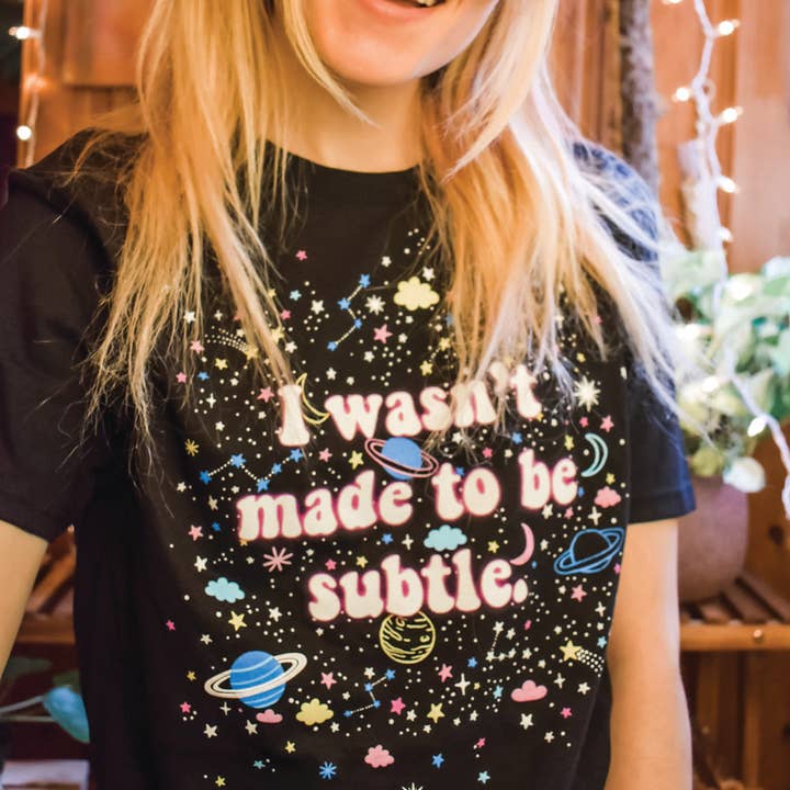 Svart med multi Color Print Jag var inte gjord för att vara subtil grafisk tee för wholesale på Faire1