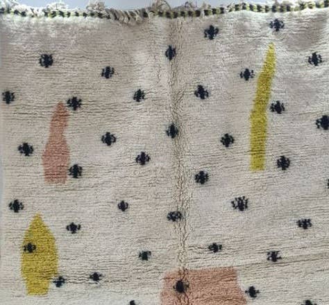 BohoVibeCraft – Großhandel Teppichvorleger – Abstrakter marokkanischer Wollteppich mit Paillettenfransen | Boho-Dekor4