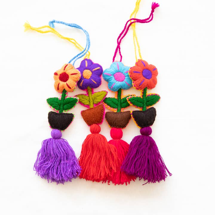 Pom Pom Daisy brodé pour la vente par The Global Trunk