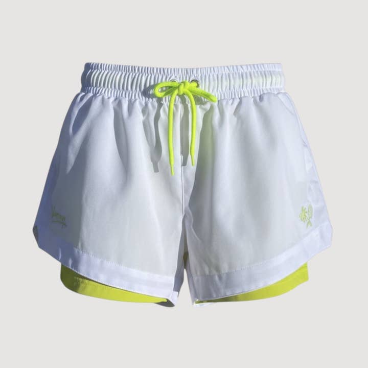 PANTALONES CORTOS DE RENDIMIENTO 2 EN 1 PARA MUJERES - BLANCO/LIMA para venta al por mayor de Vacay All Court Apparel