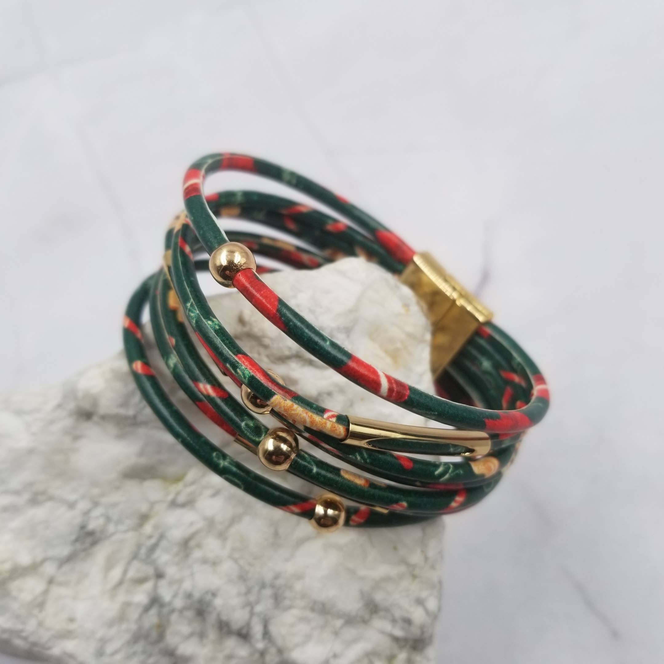 The Pretty Jewellery – Großhandel Armreif – Weihnachts-Magnetarmband aus lackiertem Leder4