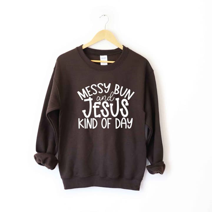 Messy Bun And Jesus Kind Of Day | Sweat-shirt pour la vente par Olive And Ivory Wholesale