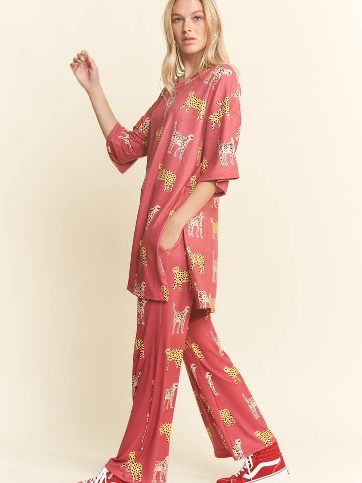 JADE BY JANE – Großhandel Loungewear-Set – Damen – Set aus Oberteil und Hose mit Gepardenmuster4