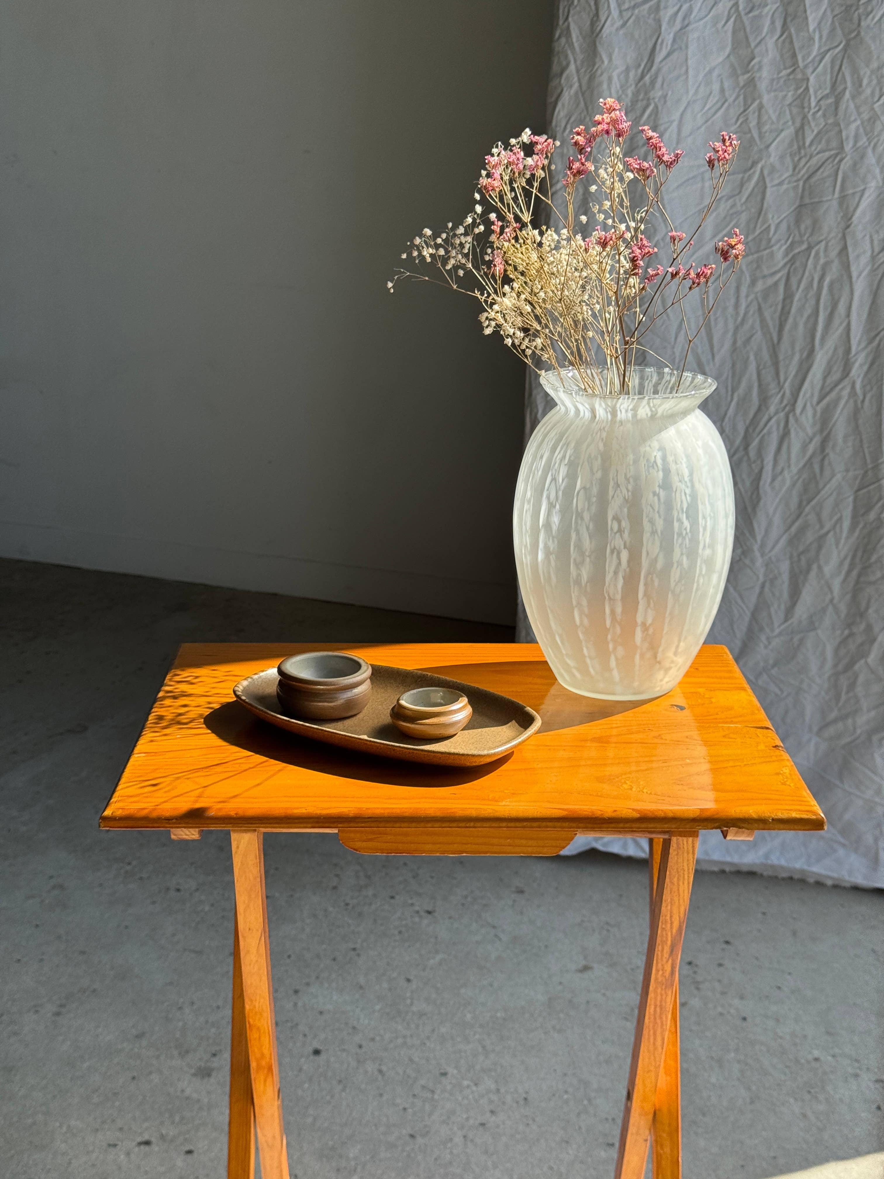 Small oval dish with speckled brown rectangular edges for wholesale on Faire7