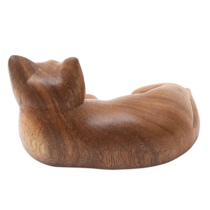 Statuette d'ami félin fait main par Novica en bois brun pour la vente par NOVICA