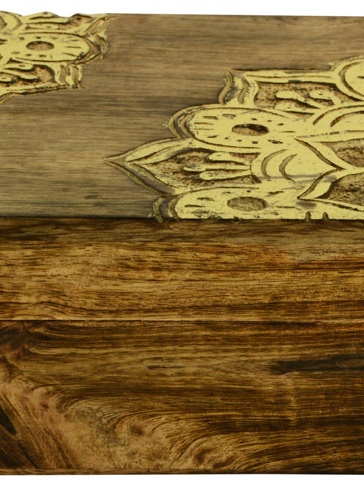 Boîte en bois de manguier | Motif sculpté pour la vente par Indigo Sutra