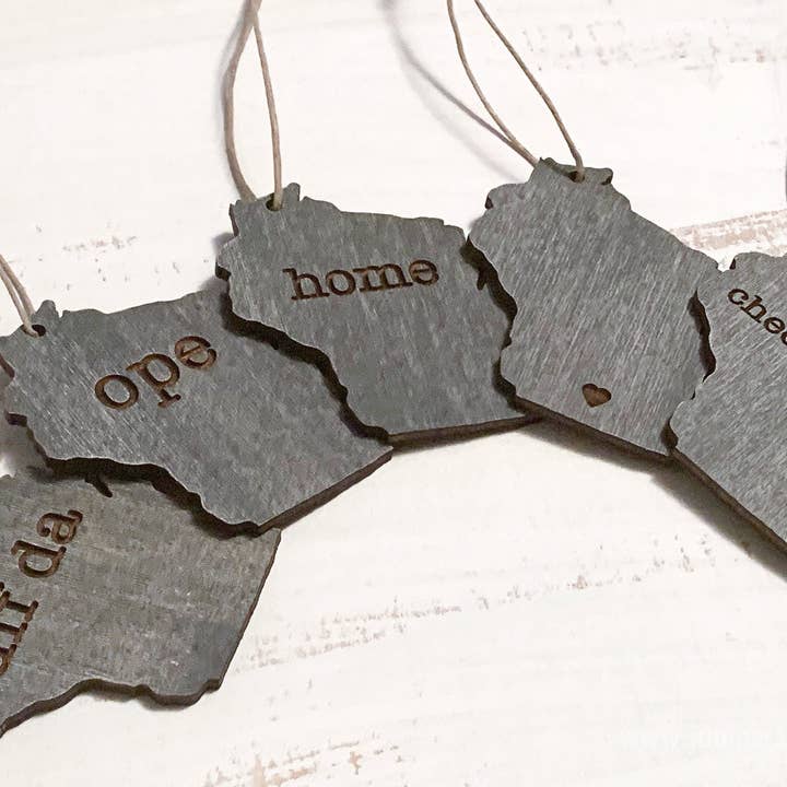 Ornement - Contour du Wisconsin pour la vente par Juniper & Spruce