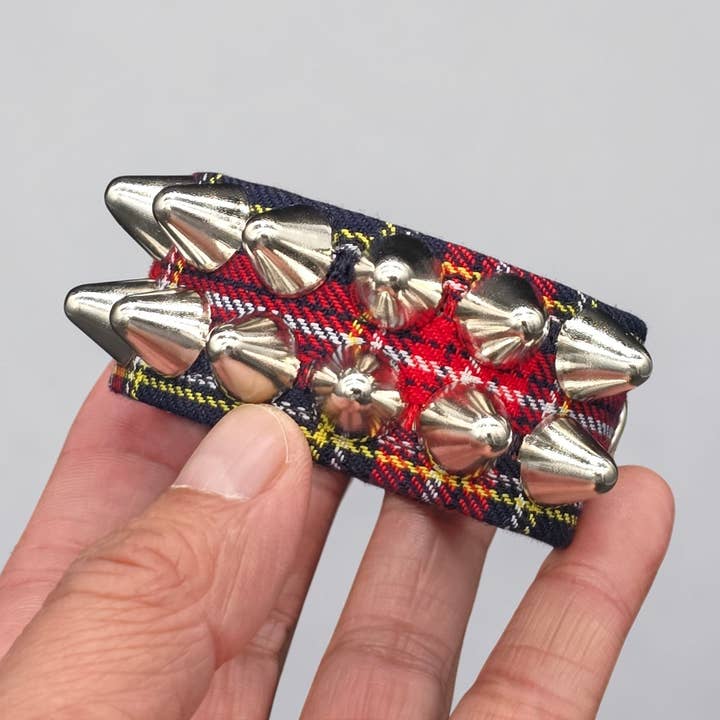 BC112UK-PD Padrão xadrez 2 filas UK77 Pulseira tipo punho com tachas por atacado de Funk Plus