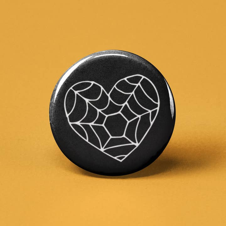 Botão Pinback de Teia de Aranha Coração por atacado de The Pin Pal Club