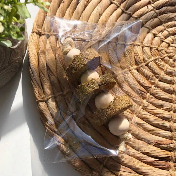 Romaine & Carrot Foraging Treats for wholesale by Sesame & Quinoa