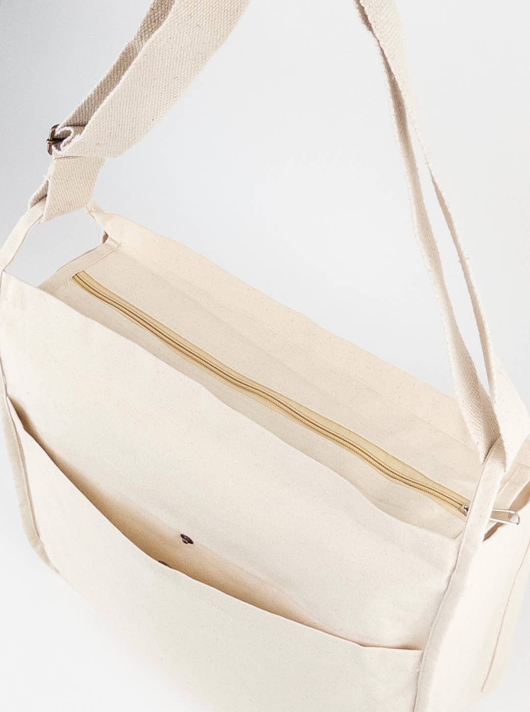 US Bags - Wholesale Messenger Bag - Unisex - Urban Canvas Messenger Bag | Crossbody Laptop Travel Commute4