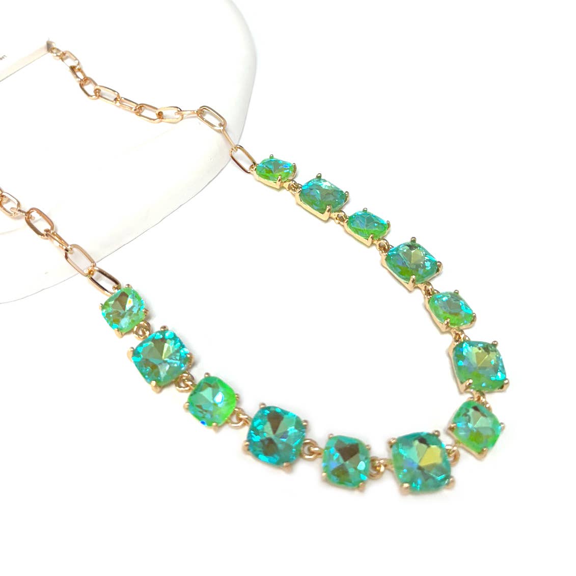 StarryNYC – Großhandel Gliederhalskette – Neon-Halskette mit kissenförmig geschliffenen Glassteinen und Gliederkette6