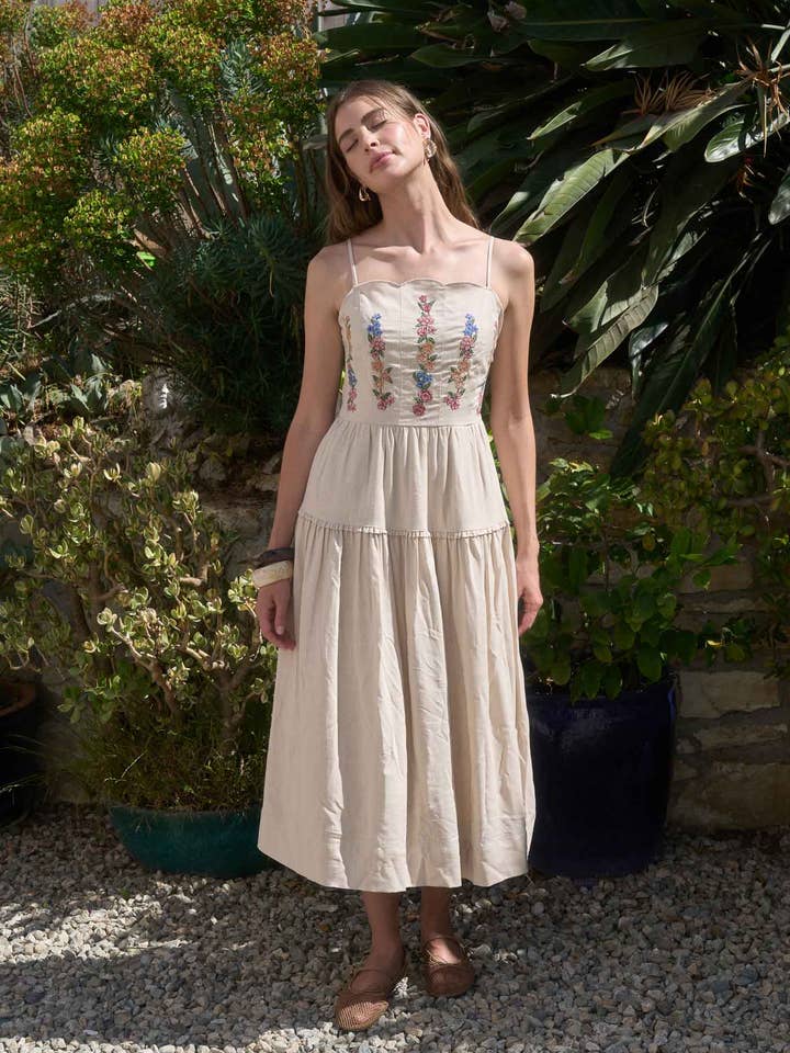 ROBE MIDI À BRETELLES SPAGHETTI AVEC ENCOLURE FESTONNÉE ET BRODERIE pour la vente par Moon River