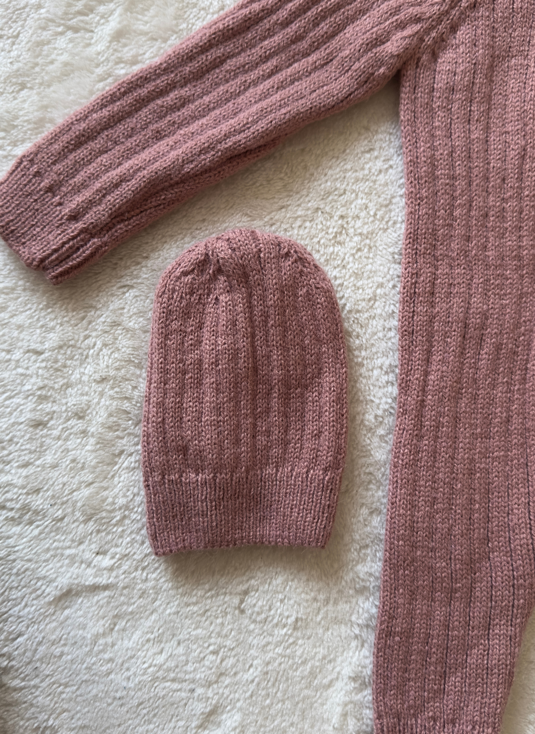 Himmelberg Baby - Wholesale Knit Top - Kids - Dried  Rose Knitted Baby Romper and Beanie Set1