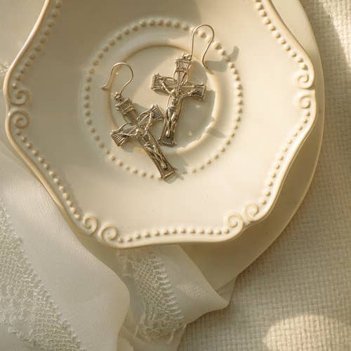 Boucles d'oreilles Le Jésus pour la vente par Milk and Rose