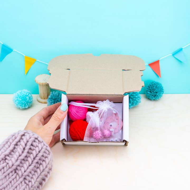 Pom Stitch Tassel – wholesale DIY craft kit – Child – Love Bugs | Valentine | Pom Pom Craft Kit