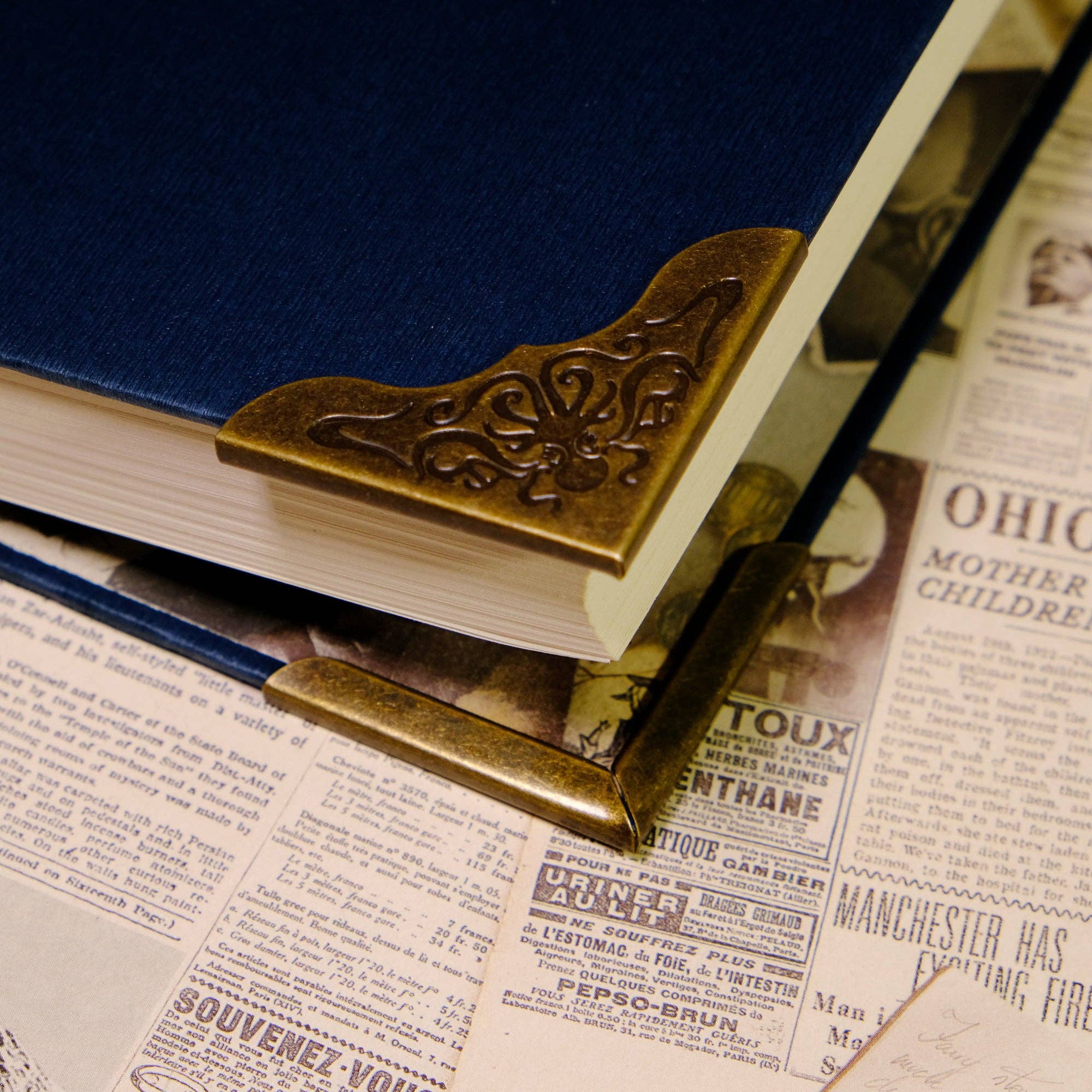 Vermilion Collection - Wholesale Bookmark - Bookworms from Shaggai Cthulhu Metal Book Corners1