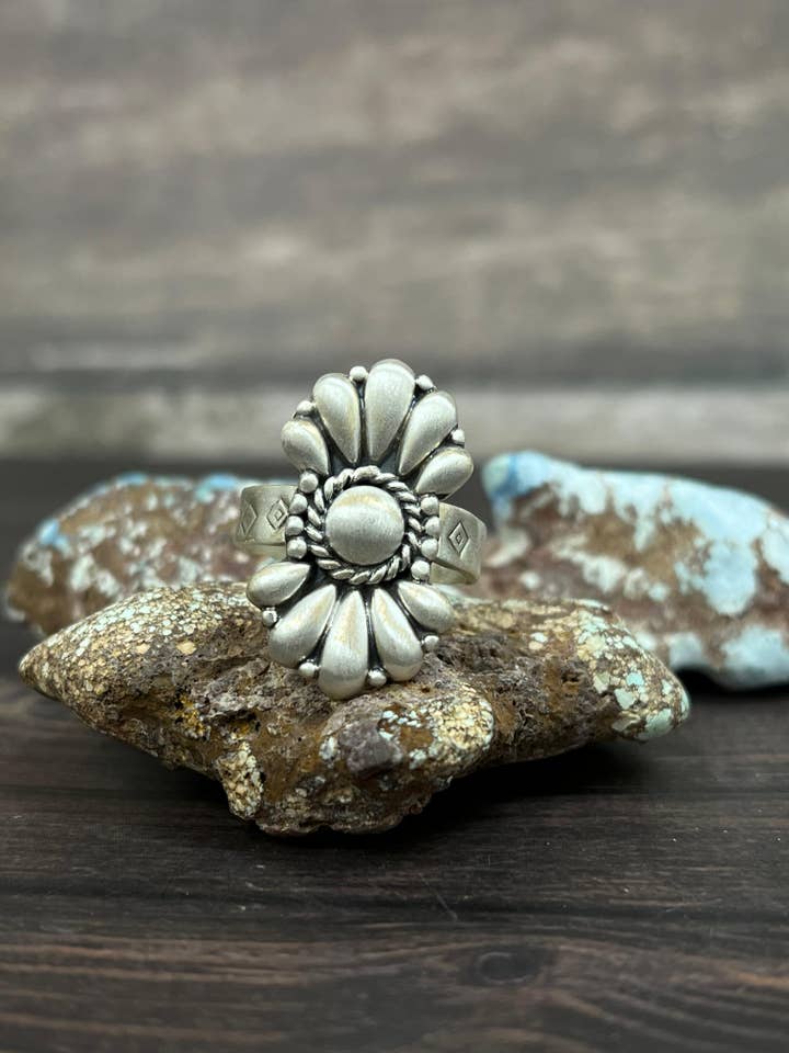 Bague réglable en argent sterling fait main avec signature Nizhoni pour la vente par Nizhonitradersllc